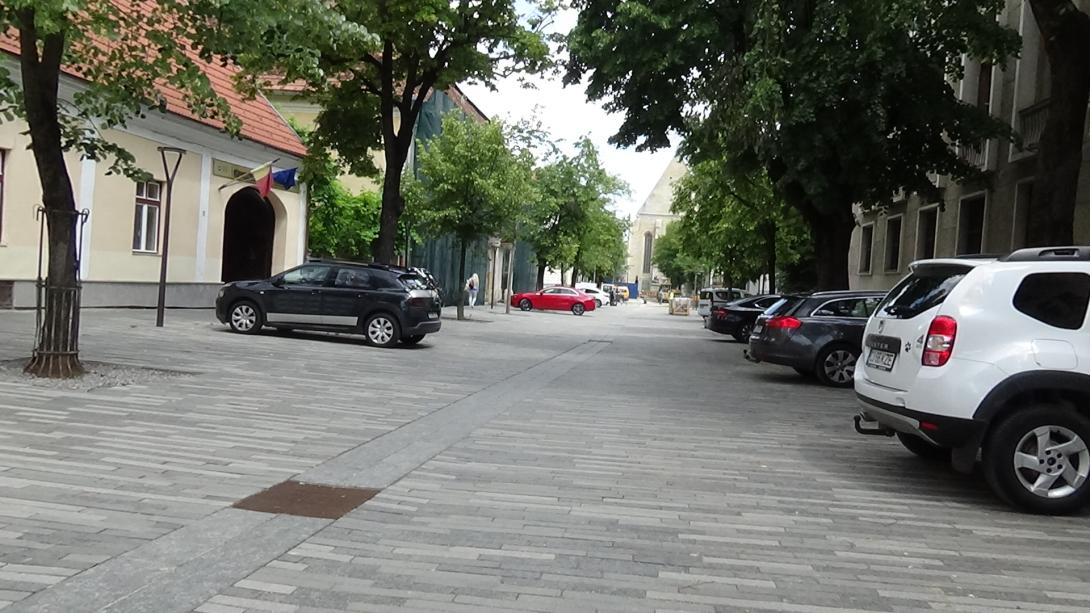 VIDEÓ – Sétálóövezet helyett parkoló a Farkas utca