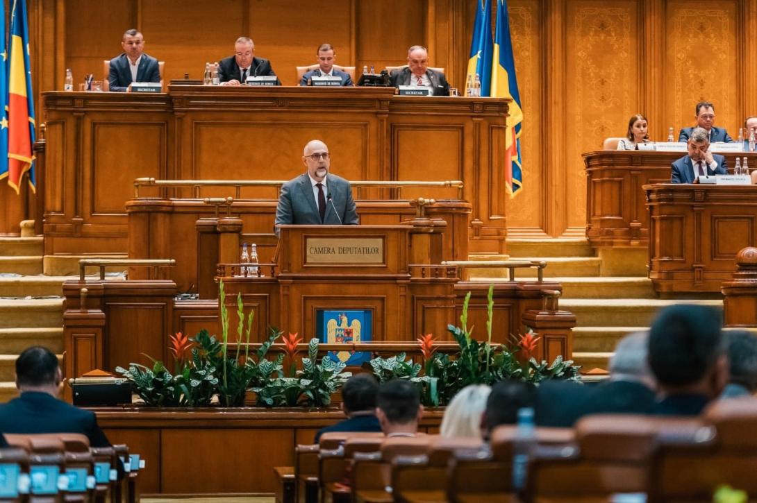 Kelemen Hunor élesen bírálta volt partnereit -  Megszavazta a parlament az új kormányt