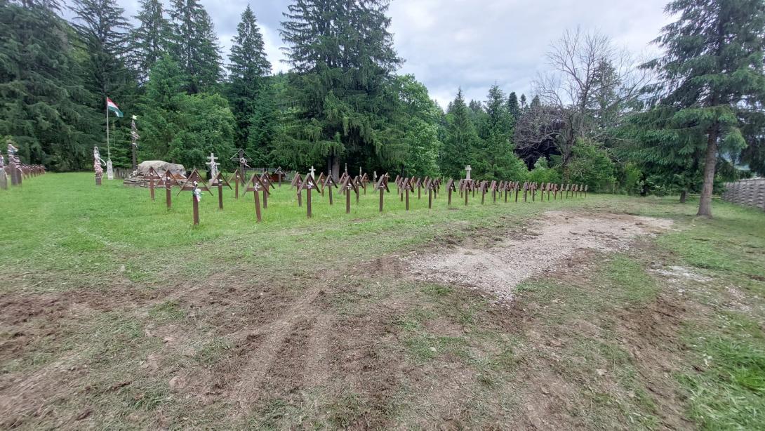 Eltávolították a betonkereszteket  az úzvölgyi temetőből