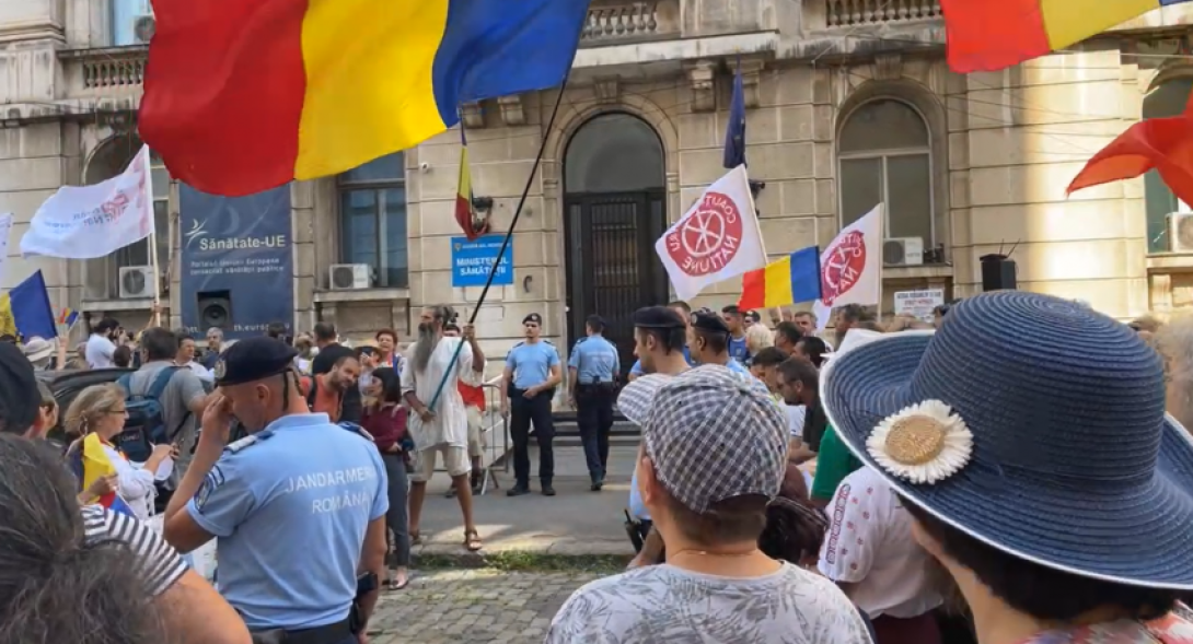 Újságírót bántalmaztak egy bukaresti oltásellenes tüntetésen