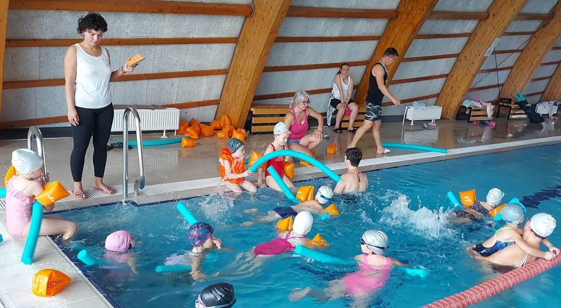 Hetedszerre szerveztek úszótábort a székelykocsárdi gyerekeknek