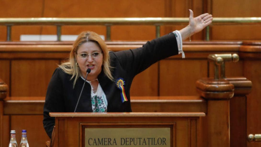 Bekiabálásokkal zavarta az RMDSZ szónokának beszédét Diana Șoșoacă független szenátor a parlament ünnepi ülésén