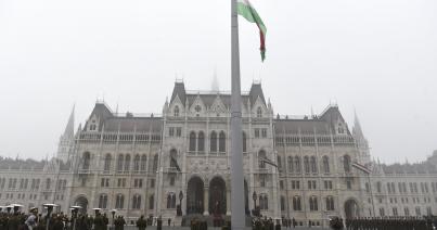 Budapesten félárbócra eresztették a nemzeti lobogót a gyásznapon