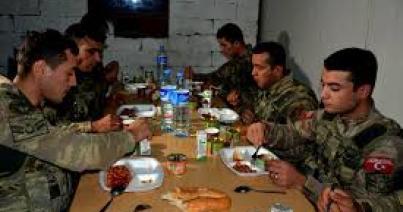 Több mint 700 katona kapott ételmérgezést