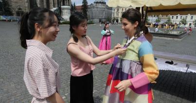 Dél-koreai ruhákkal, írással lehet ismerkedni a Főtéren