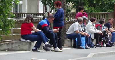 VIDEÓ - Az utcán várakoznak az onkológiai intézetnél kezelés alatt állók hozzátartozói