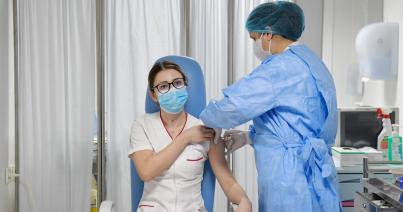 Koronavírus: bukaresti ápolónő kapta az első oltást