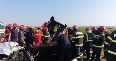 Öt felnőtt és két gyermek vesztette életét egy autóbalesetben