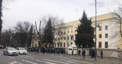 Személygépkocsi ütközött neki a bukaresti orosz nagykövetség kerítésének (FRISSíTVE)