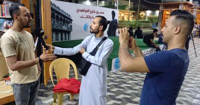 Bászrai házigazdám, Ali Aziz, szabadúszó újságíró. Ilyen szerencsét! Ali éppen videóinterjút készít a könyvkiállítás egyik szervezőjével (A szerző felvételei)