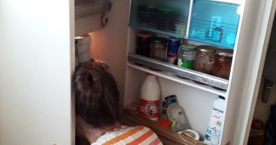 A Holdnak is melege van