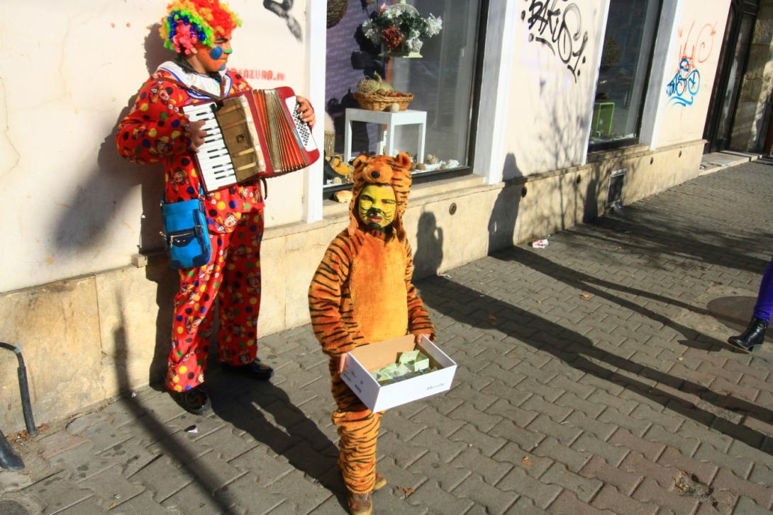 Harmonikás, jelmezbe öltözött kéregetők Kolozsváron