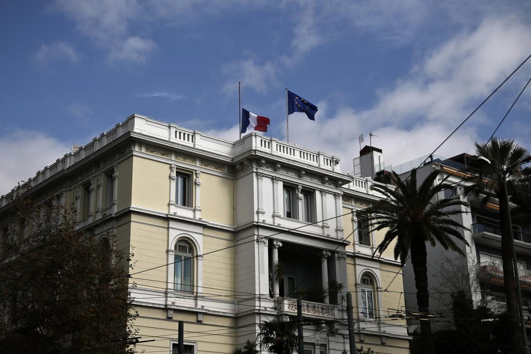 Gránátot dobtak Athénban a francia nagykövetségre