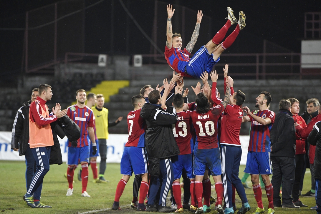 Négy gól, két kiállítás, egy–egy pont a rangadón