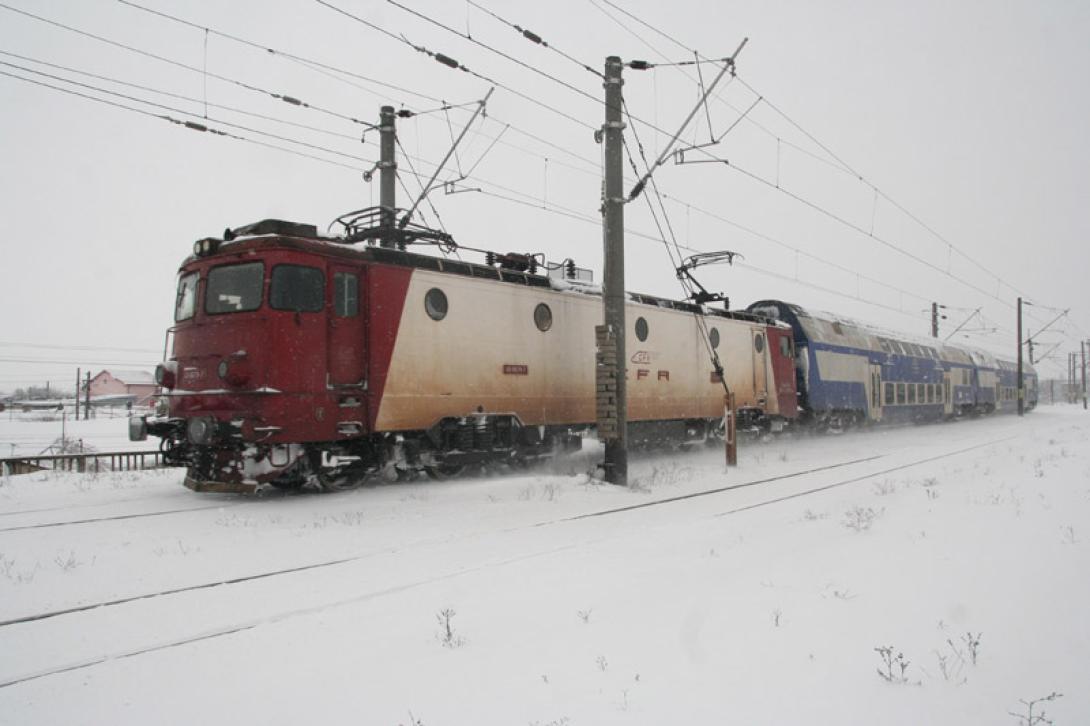 Téli viszonyok között zajlik a vasúti közlekedés, egyes szerelvények késésben vannak