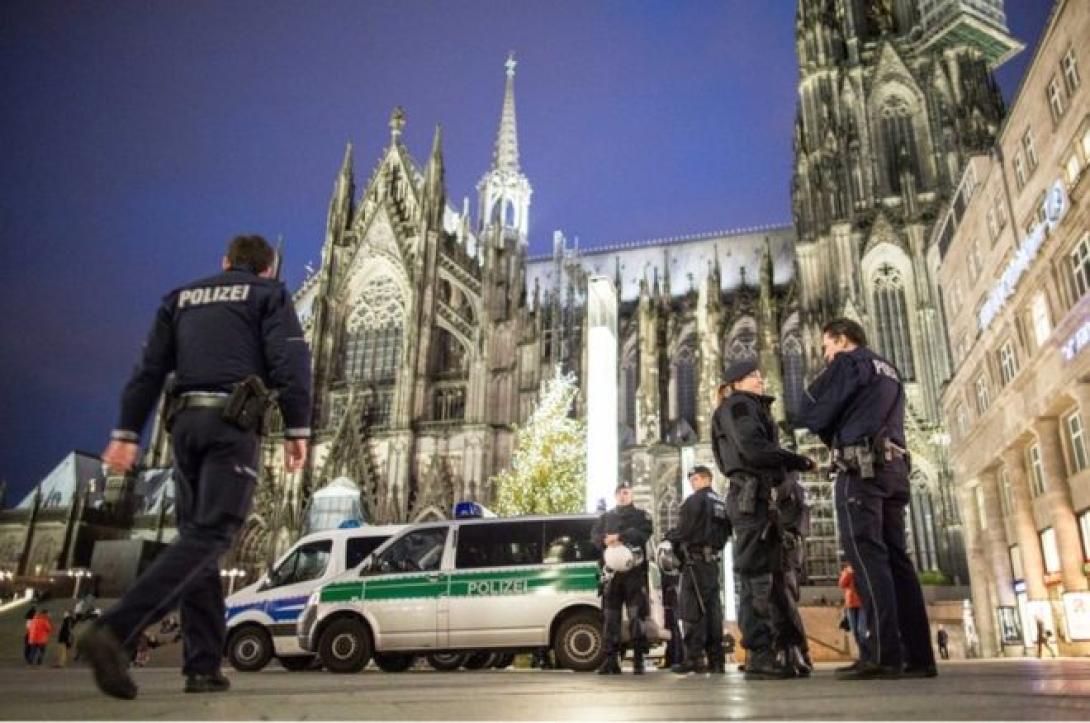 Köln belvárosában 2400 rendőr és biztonsági ember vigyáz a szilveszterezőkre