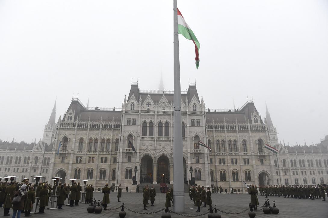 Budapesten félárbócra eresztették a nemzeti lobogót a gyásznapon