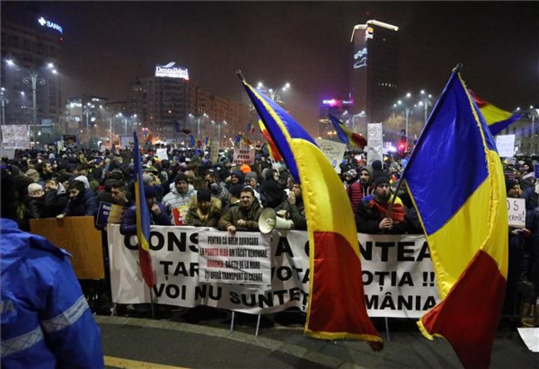 Lankadt a kormányellenes, erősödött a kormánypárti demonstráció