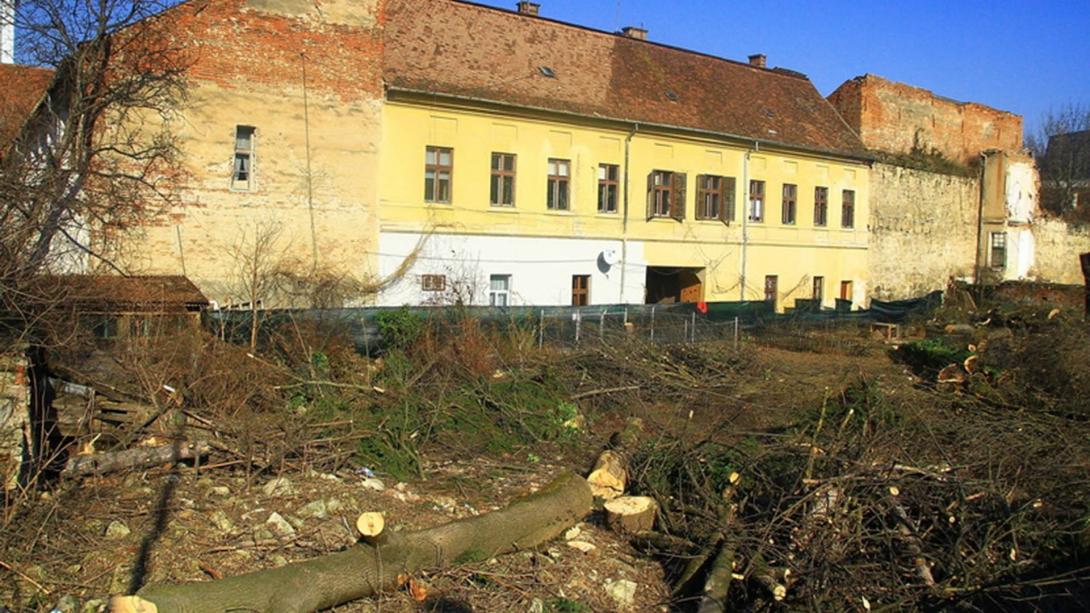 Műemlékvédelmi területen építkeznek a Petőfi utcában