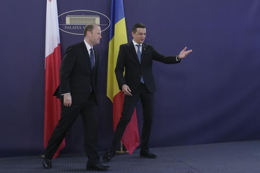 Tüntetők füttykoncertje közepette fogadta Sorin Grindeanu a máltai kormányfőt