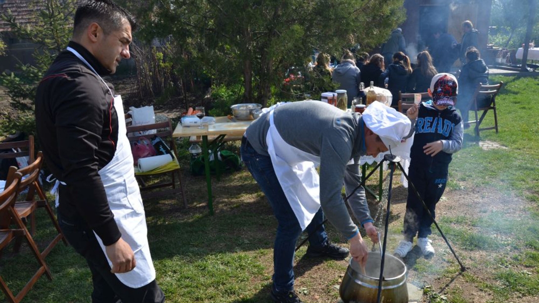 Szeszélyes időben is jó hangulatú gulyásfesztivál Nagyenyeden