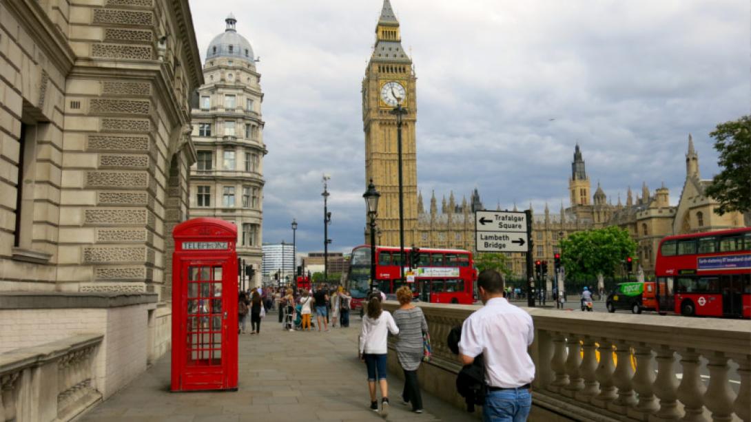 Őrizetbe vettek a londoni parlamentnél egy embert, akinél késeket találtak