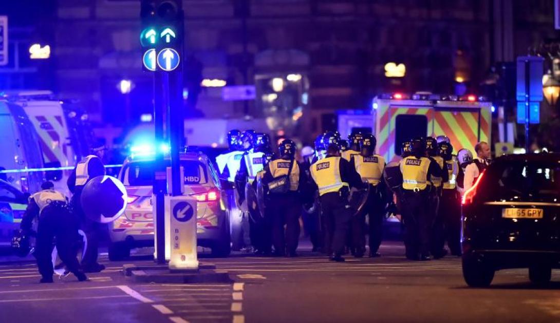 Terrorcselekmény Londonban, lelőtték a támadókat (FEJLEMÉNYEKKEL)