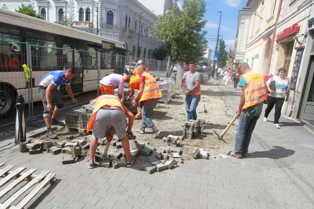 Szűkítik a járdát a Főtéren