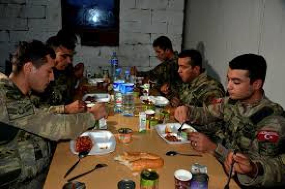 Több mint 700 katona kapott ételmérgezést