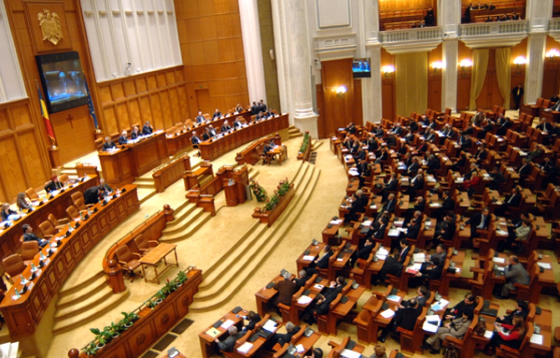 A folyosón felejtett táska miatt néhány percre megszakadt a parlament ülése