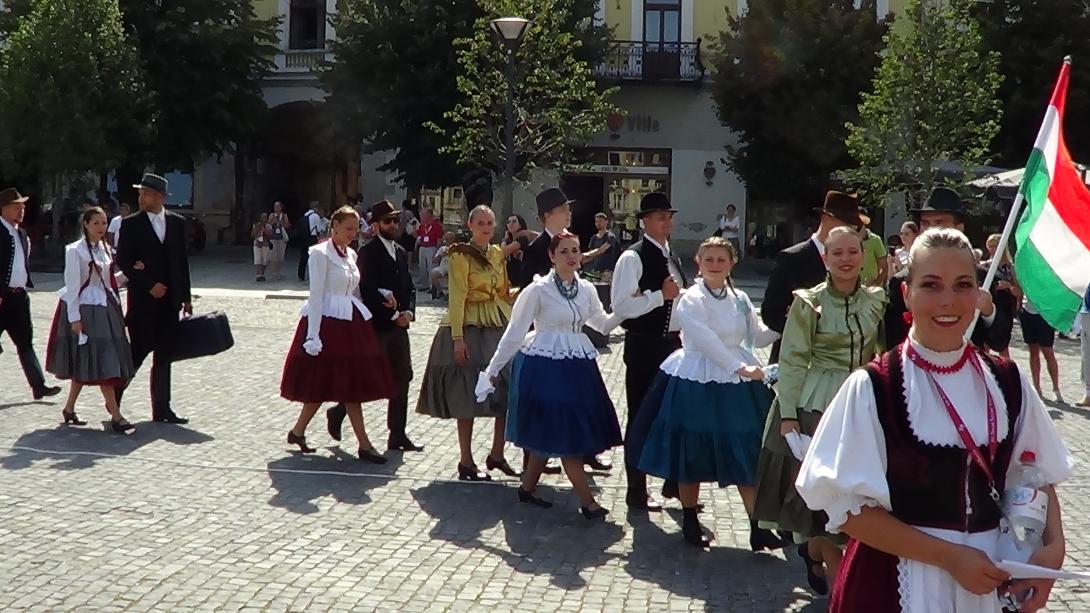 VIDEÓ - A Főtérre érkeznek a Szent István-napi Néptánctalálkozó résztvevői