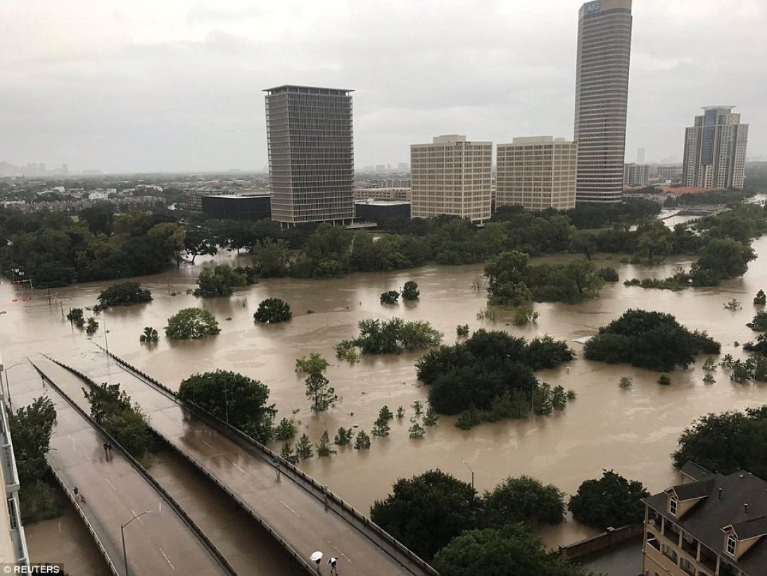 Rendőrnek öltözött fegyveres rablók fosztogatnak Houstonban