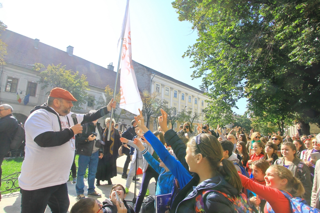 Felvonulással nyílt meg a kolozsvári könyvfesztivál