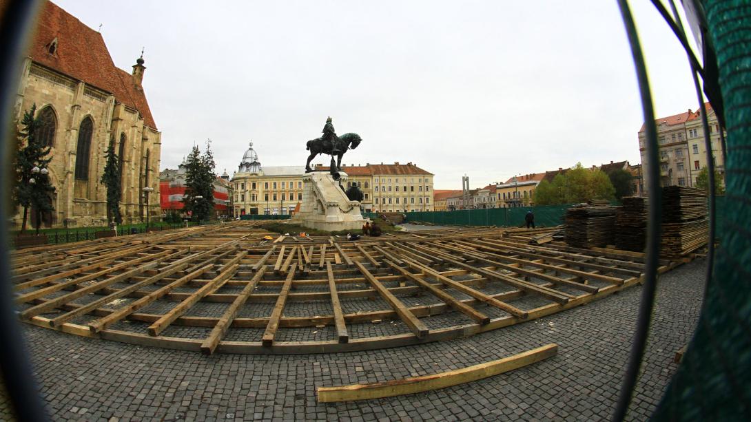 Korcsolyapálya veszi majd körbe a Mátyás-szoborcsoportot