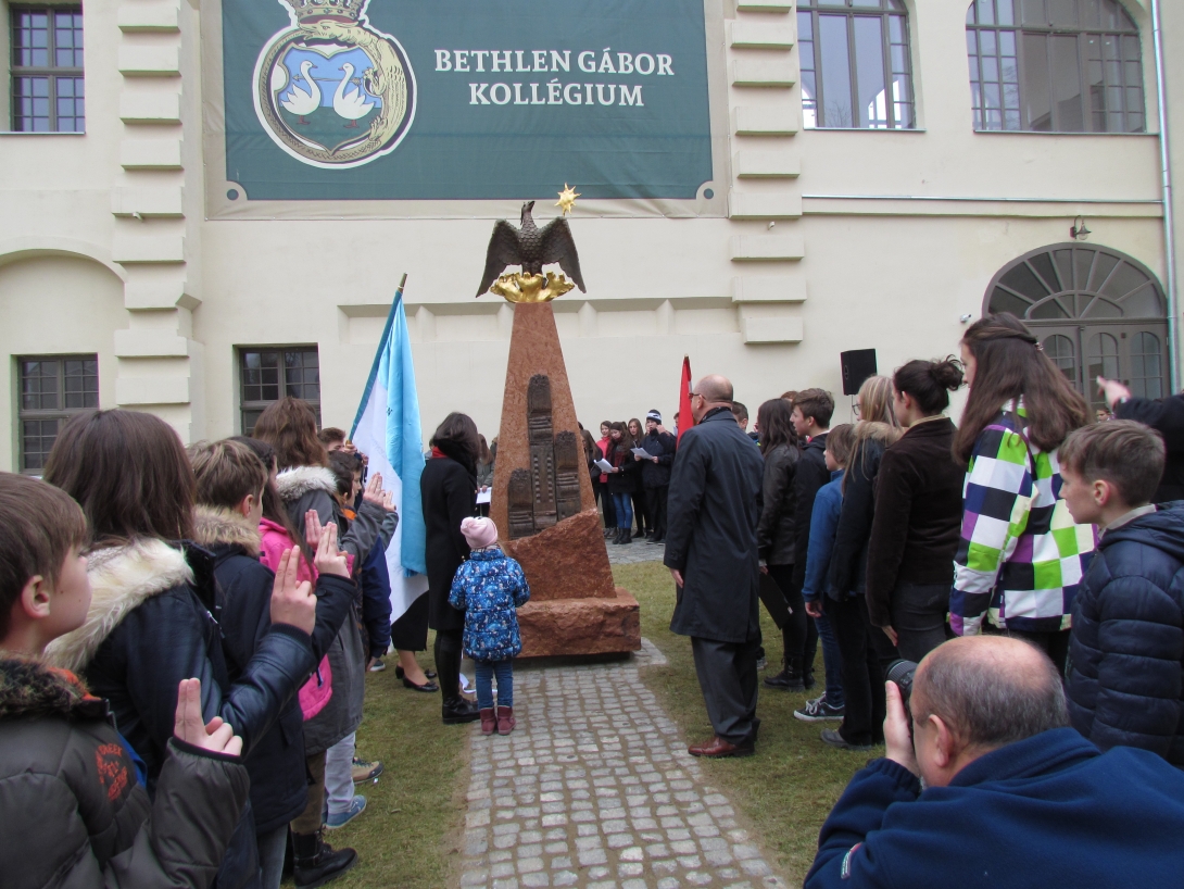 Keresztszülő találkozó és szoboravatás Nagyenyeden