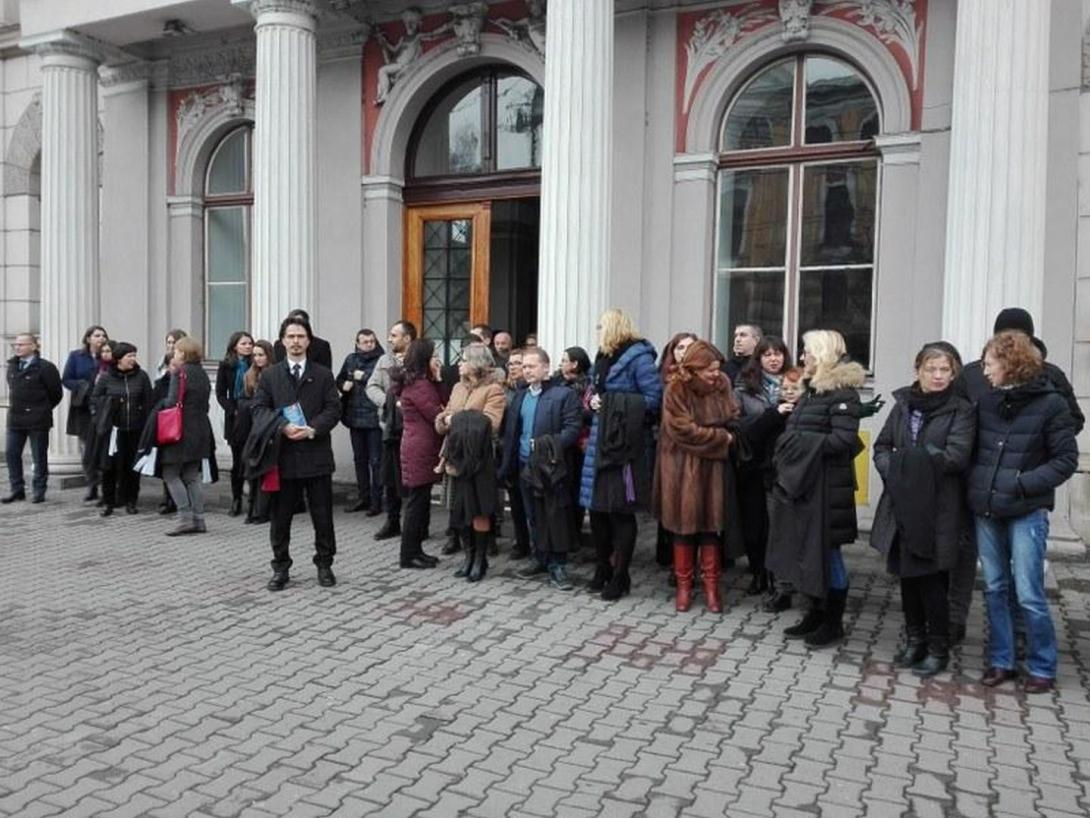 Kolozsvár: száznál több bíró és ügyész tüntetett