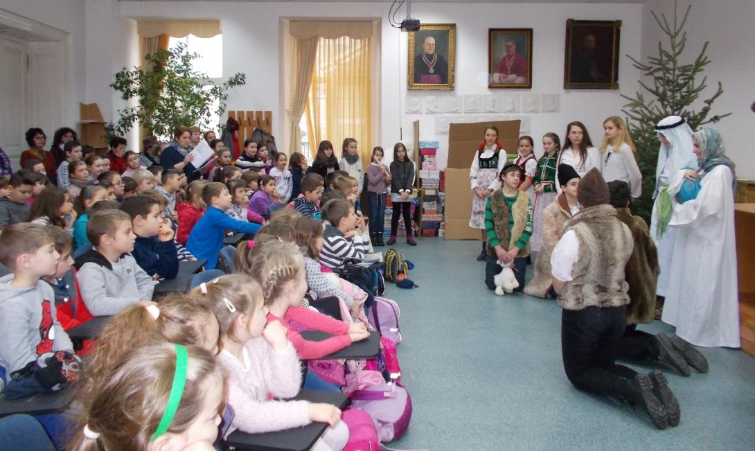 Báthorys kisdiákok karácsonyi ünnepsége a plébánián