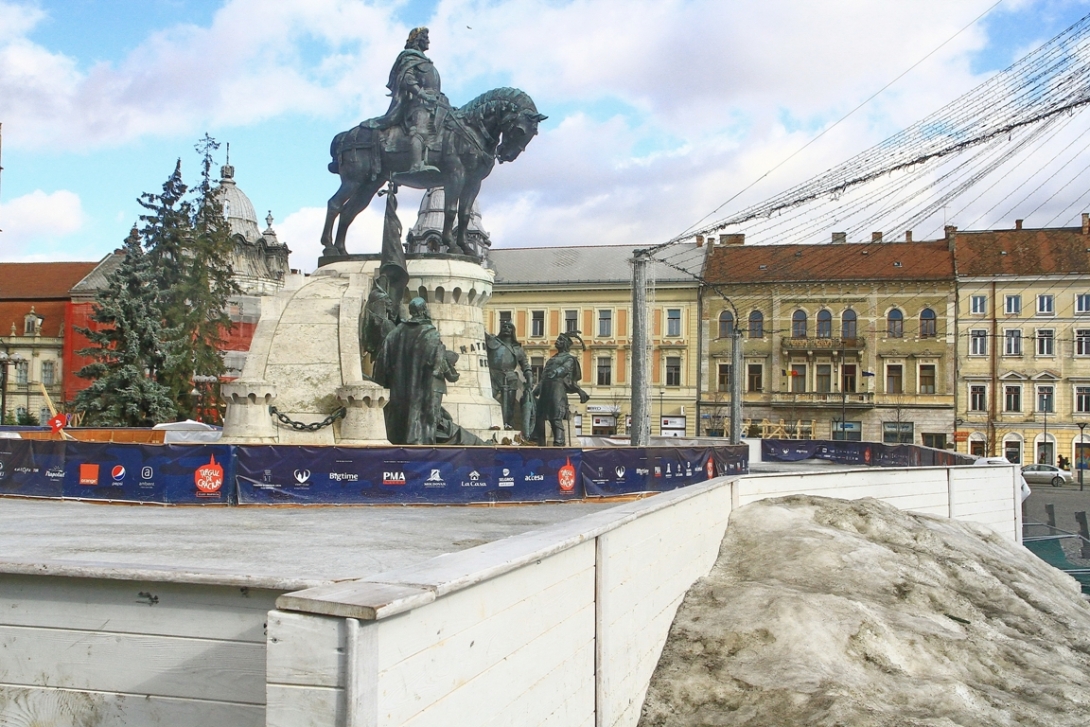 Bontják a főtéri korcsolyapályát