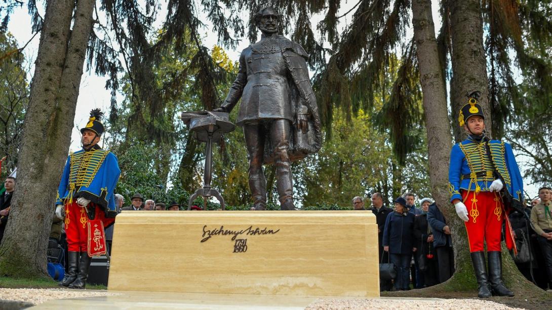 Leleplezték Széchenyi István szobrát Szatmárnémetiben