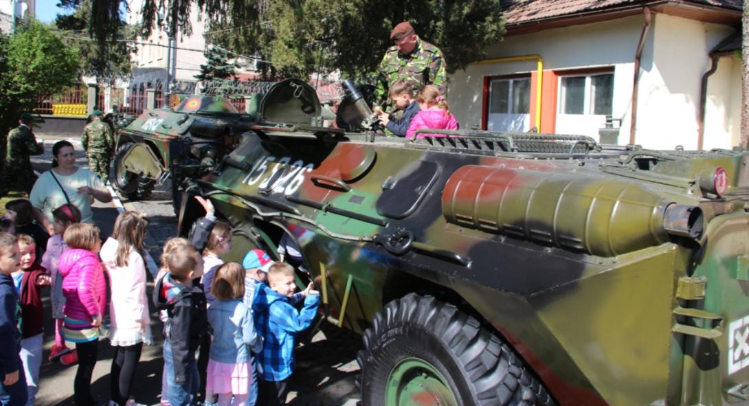 Szárazföldi haderőket ünnepelnek hétfőn