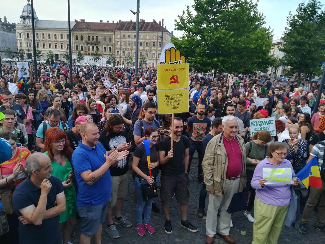 VIDEÓK, FOTÓRIPORT – Sátrat állítottak fel a kormányellenes tüntetők a Főtéren