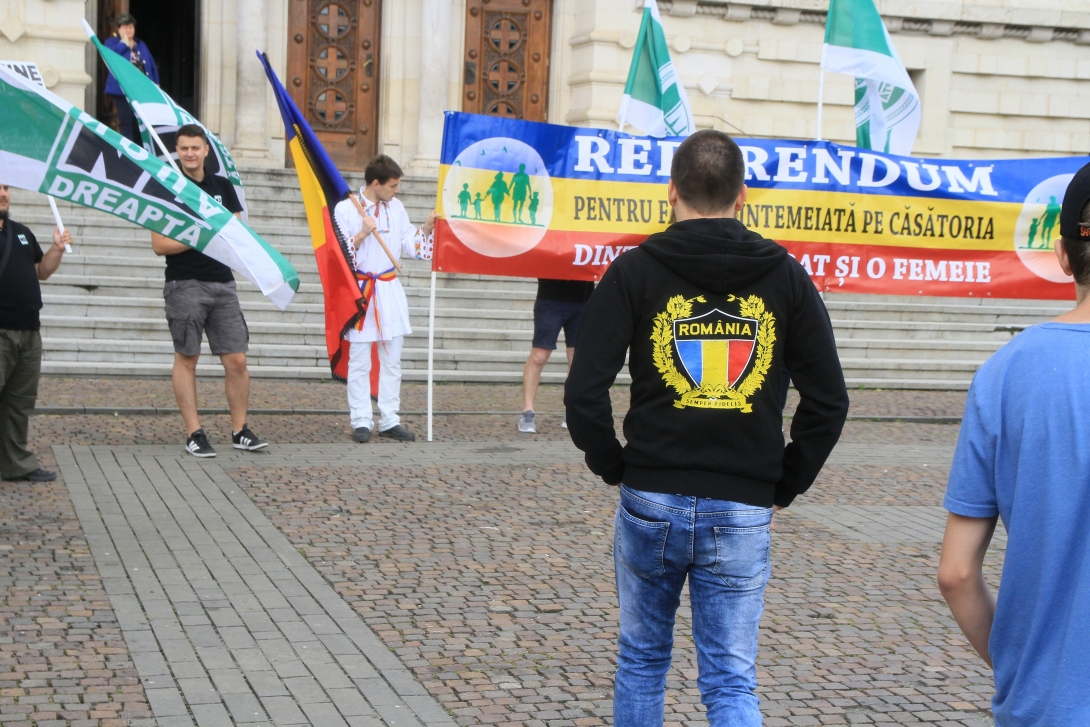 Jégeső verte el a hagyományos családért tüntetőket