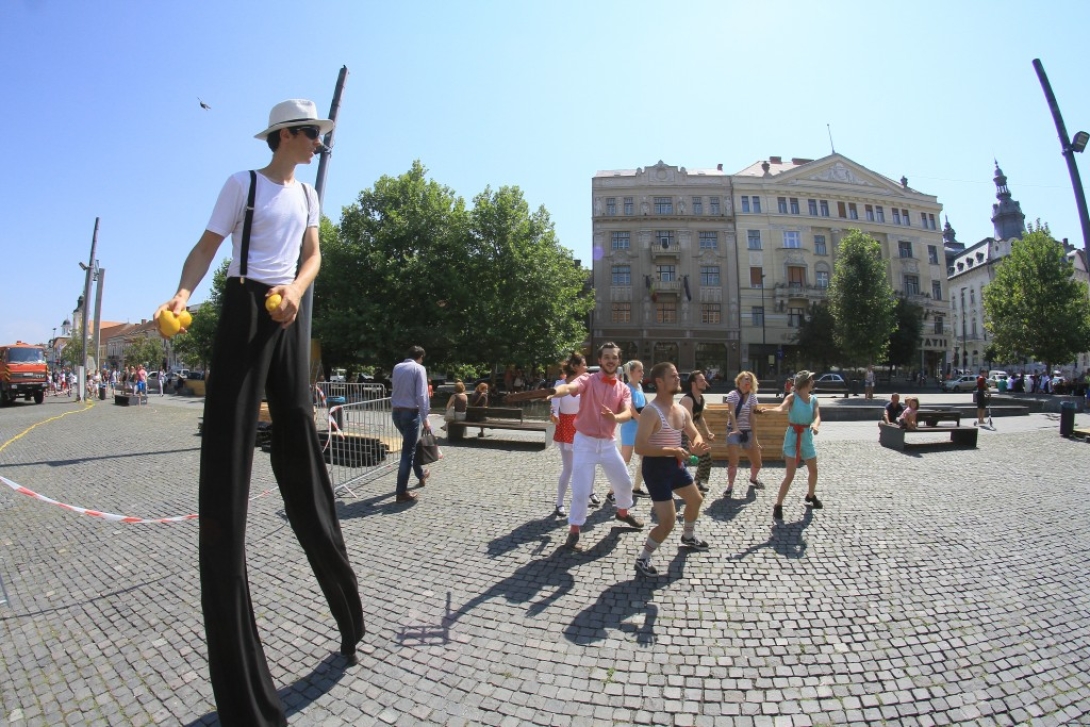 VIDEÓ - Utcai parádé a KaravanAct előadásában