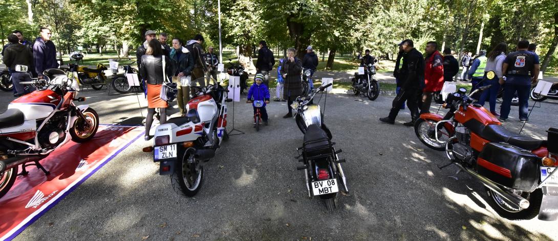 Régi motorok seregszemléje a Sétatéren