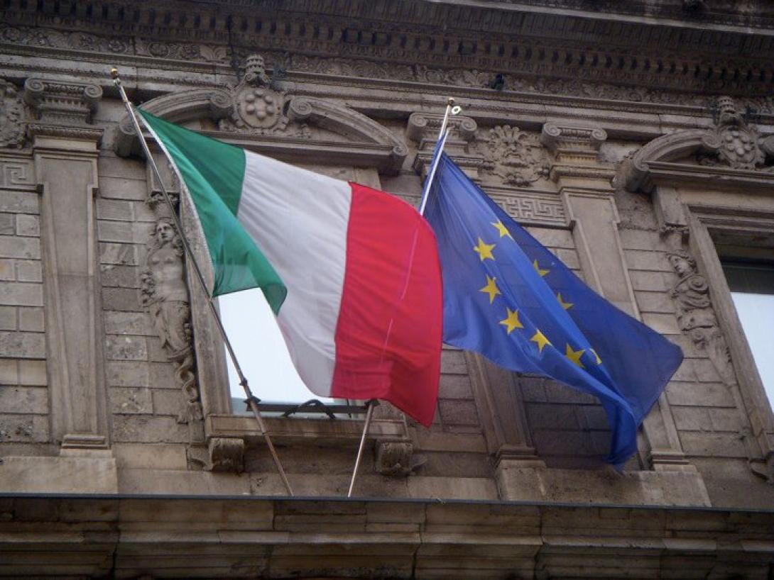Negatívra rontotta Olaszország államadós-osztályzatának kilátását a Standard &amp; Poor's