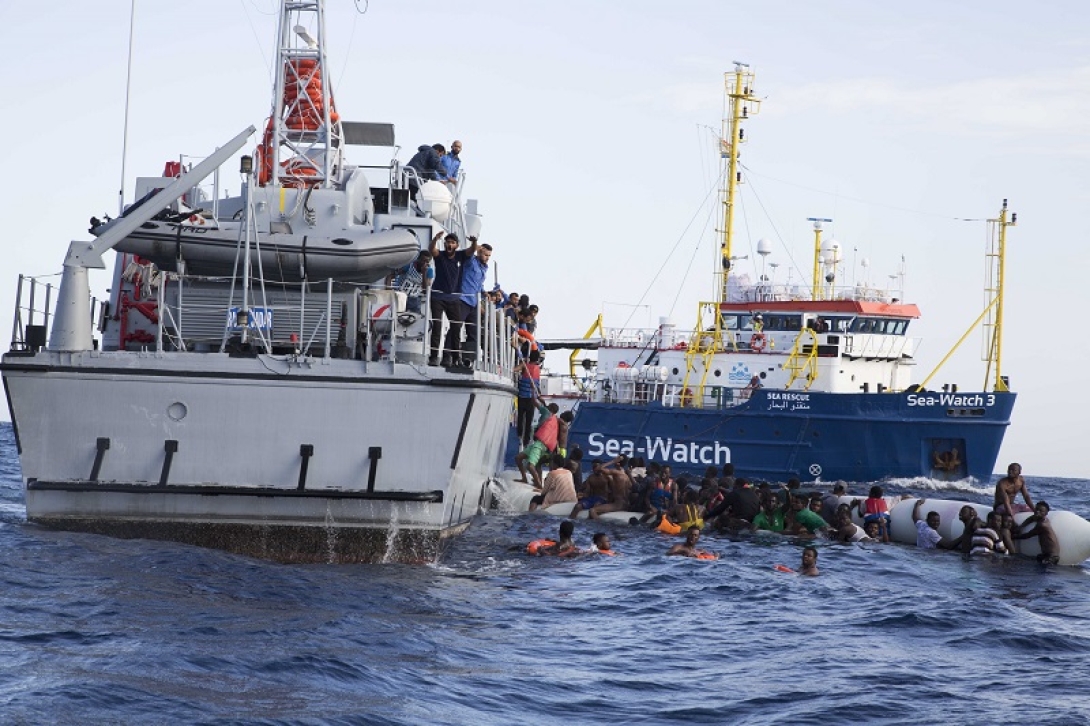 A Sea Watch civilhajó lehorgonyzott Szicília partjainál, de az olasz kikötők zárva maradtak előtte