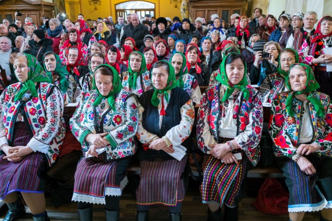 Zsúfolásig megtelt a bákói Szent Miklós plébániatemplom az első moldvai magyar misére