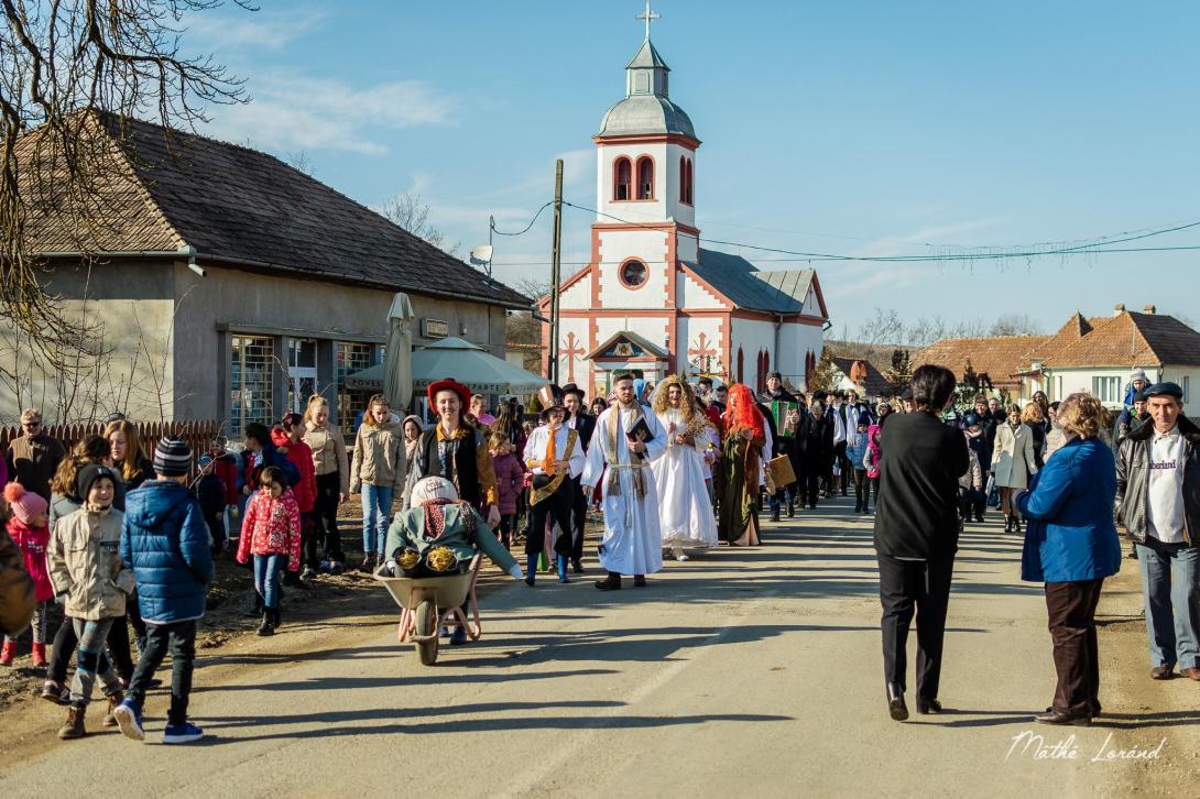 Farsang a maga módján, pálinkaégetéssel, seprűtánccal