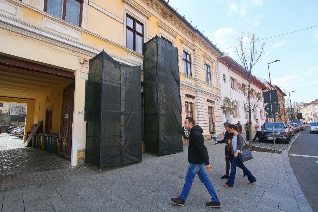 Március 15.-ére felújítják a volt Biasini-szálló emléktábláját