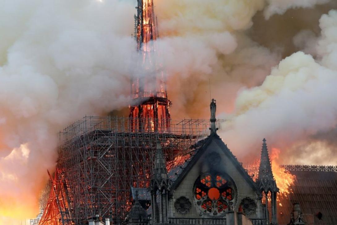 Tűz a Notre Dame székesegyháznál - a lángokat csak több órás erőfeszítéssel tudták megfékezni